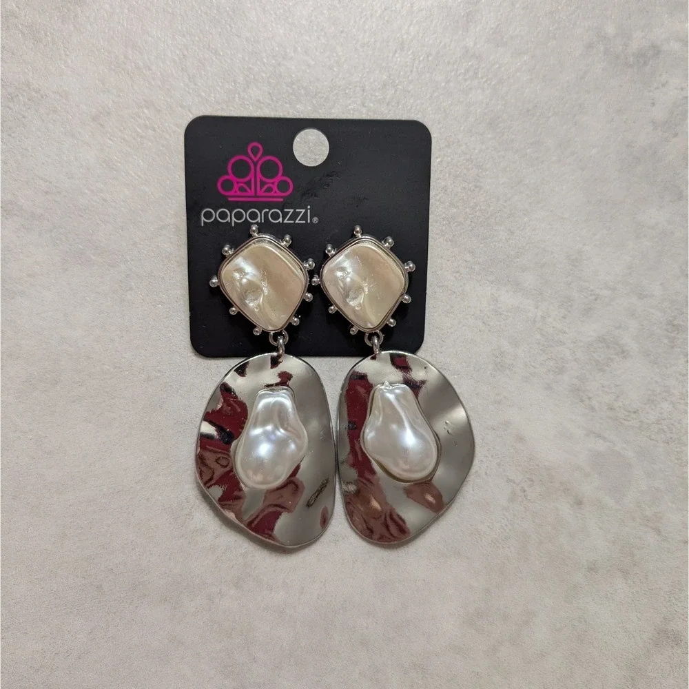 Paparazzi Rippling Rhapsody Earrings Pearlescent White Silver Oyster Shape